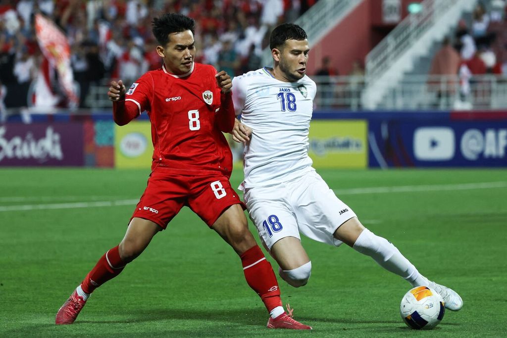 Penyerang Indonesia, Witan Sulaeman (kiri), berebut bola dengan bek Uzbekistan, Alibek Davronov, saat laga semifinal Piala Asia U-23 di Stadion Abdullah bin Khalifa, Doha, Qatar, Senin (29/4/2024). Witan akan menjadi andalan lini serang Indonesia melawan Irak.