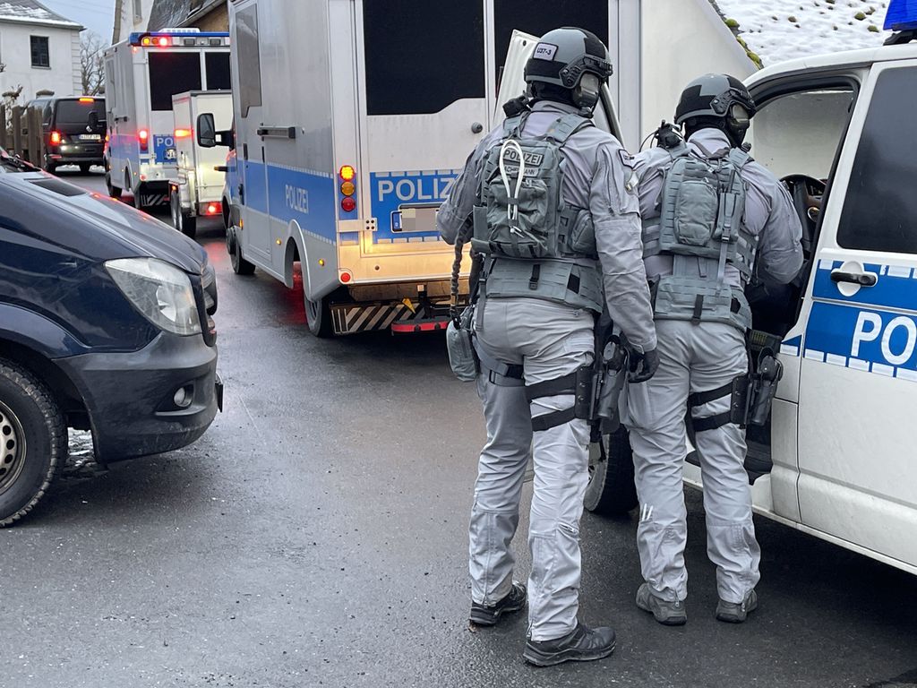 Pasukan polisi khusus Jerman berpatroli dan mencari di area Bad Lobenstein, Negara Bagian Thuringia, Jerman bagian timur, 7 Desember 2022, sebagai bagian dari operasi nasional menangkap anggota kelompok ekstremis sayap kanan. 