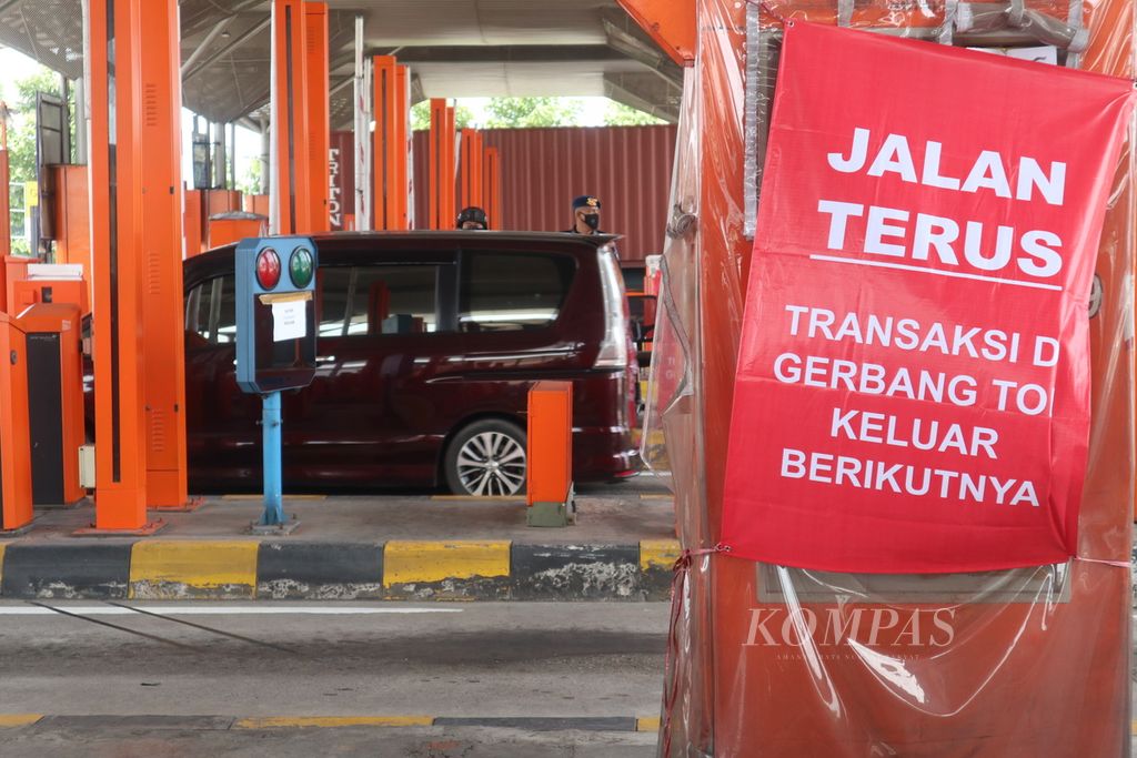 Vehicles pass at the Palimanan Toll Gate, Cirebon Regency, West Java, Tuesday (26/4/2022).