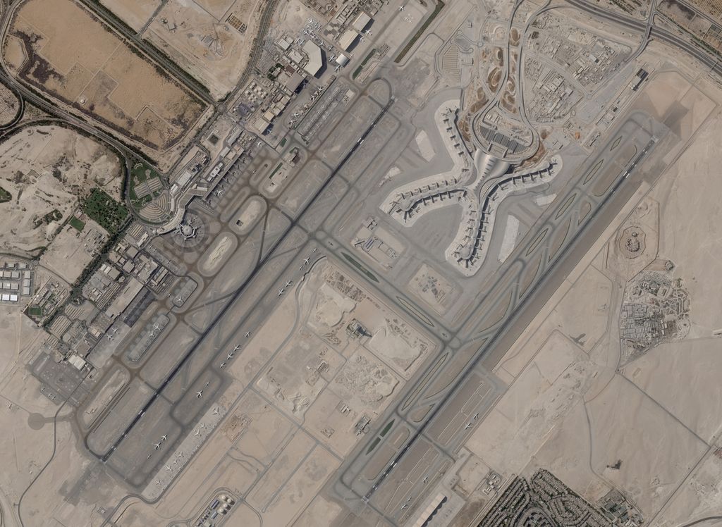 Sebuah foto satelit yang dikeluarkan oleh Planet Labs PBC memperlihatkan lokasi perluasan bandara internasional Abu Dhabi, Uni Emirat Arab, 8 Desember 2021. Serangan pesawat nirawak oleh Kelompok Houthi menargetkan kawasan ini dan juga sebuah lokasi penyimpanan minyak milik perusahaan ADNOC, yang menewaskan tiga orang pekerja serta melukai beberapa orang lainnya. 