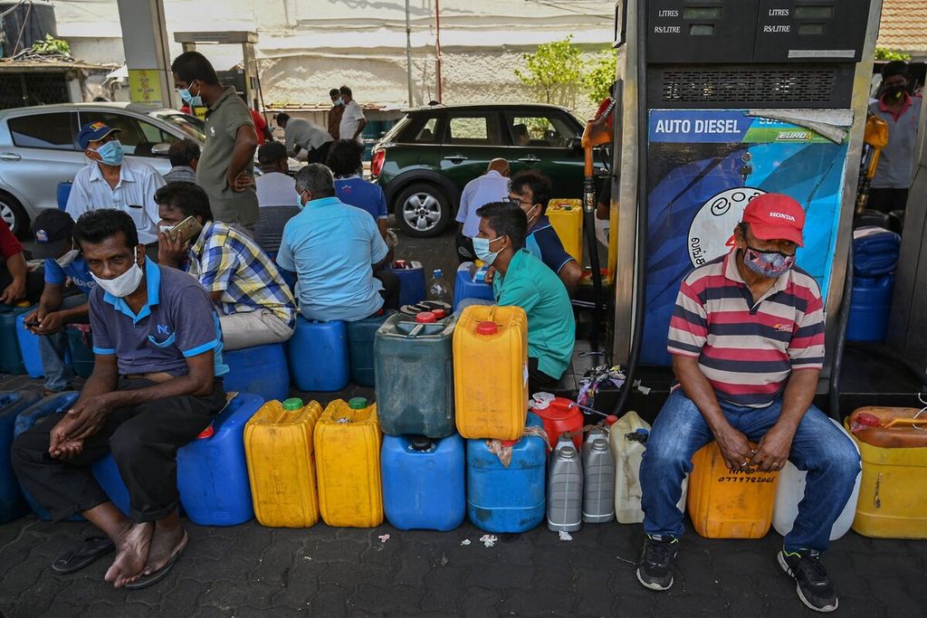 Sri Lanka dilanda krisis terburuknya setelah memiliki kewajiban utang yang besar dan cadangan devisa yang menipis. Kelangkaan bahan bakar sudah terjadi berbulan-bulan. Pemadaman listrik yang bisa berlangsung selama 13 jam sehari telah mengganggu kegiatan ekonomi dan menyengsarakan warga sehari-hari. 