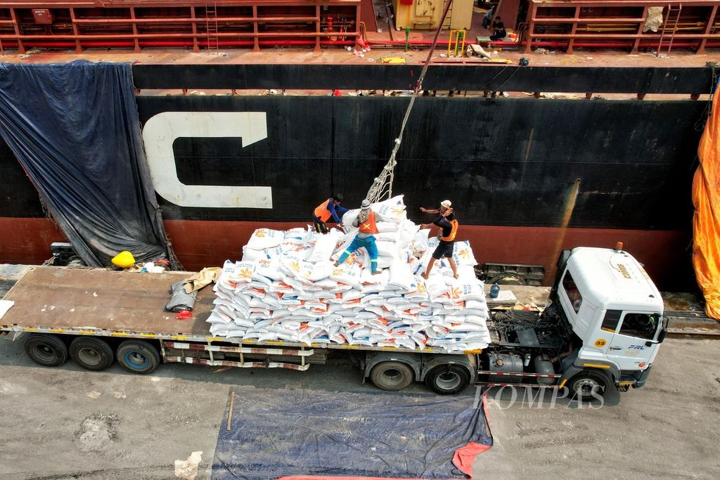 Buruh membongkar beras impor dari Thailand di Pelabuhan Tanjung Priok, Jakarta, Senin (29/5/2023).