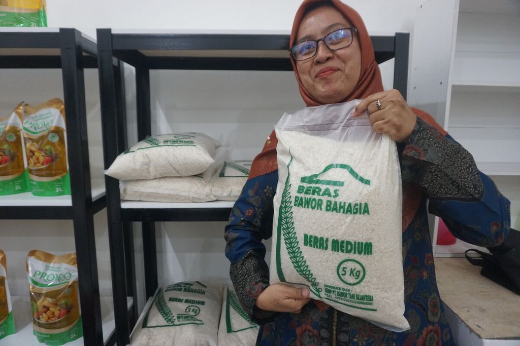 Direktur Badan Usaha Milik Petani (BUMP) PT Bawor Tani Amanah Sejahtera Susi Wawas Riyanti menunjukkan beras yang dijual di Bawor Mart, di Pasar Wage, Purwokerto, Banyumas, Jawa Tengah, Kamis (21/9/2023). Toko ini diharapkan menyediakan bahan pokok yang terjangkau serta turut mengendalikan inflasi daerah.