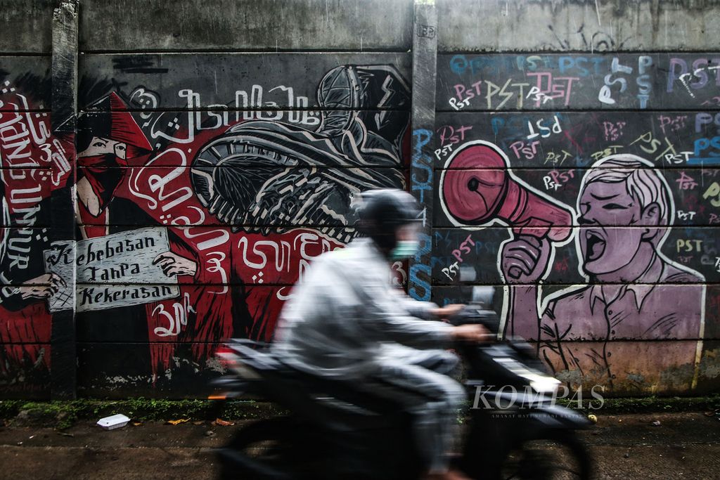 Mural tentang kebebasan berpendapat tergambar di sebuah dinding di kawasan Pondok Cabe, Tangerang Selatan, Banten, Rabu (16/6/2021). 