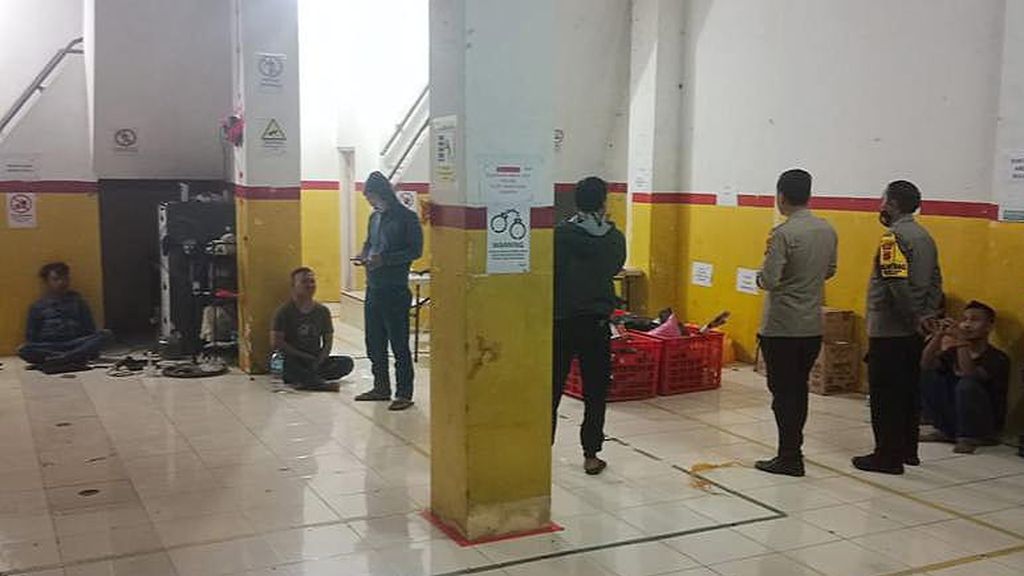 Kepolisian Sektor Parung, Bogor, Jawa Barat,  mendatangi gudang jasa pengiriman di Jabon, Parung, Kabupaten Bogor, Jawa Barat, yang telah dirampok, Senin (10/4/2023). Para perampok membawa uang  Rp 222 juta.