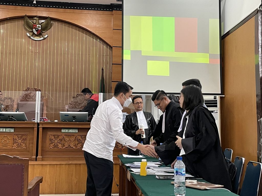 Terdakwa perintangan penyidikan perkara pembunuhan Brigadir J atau Nofriansyah Yosua Hutabarat, Arif Rachman Arifin, menyalami tim penasihat hukum seusai persidangan di Pengadilan Negeri Jakarta Selatan, Jumat (20/1/2023).