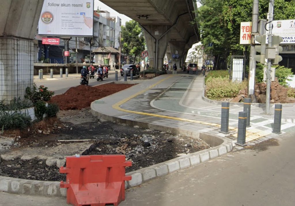 Sejumlah pesepeda melewati jalan yang sebelumnya merupakan jalur pedestrian dan jalur sepeda di simpang Santa, Kebayoran Baru, Jakarta Selatan, Minggu (16/4/2023). 
