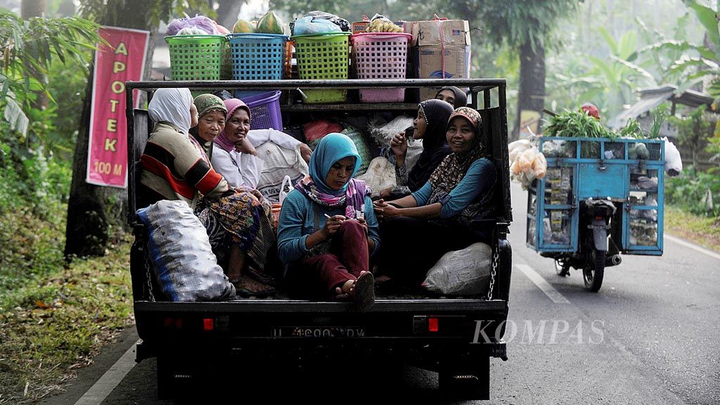 Sejumlah perempuan menggunakan mobil bak terbuka untuk menuju pasar di Kecamatan Tegalrejo, Kabupaten Magelang, Jawa Tengah, Minggu (12/3). Pasar tradisional menjadi bagian tidak terpisahkan bagi perempuan untuk berinteraksi sosial dan menciptakan jejaring ekonomi.