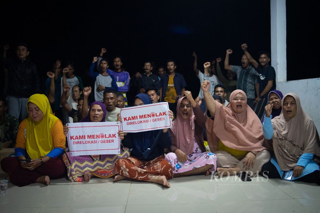 Warga Rempang, Batam, Kepulauan Riau, berkumpul untuk menyaksikan penyerahan Tasrif Award dari Aliansi Jurnalis Independen pada Jumat (9/8/2024). 