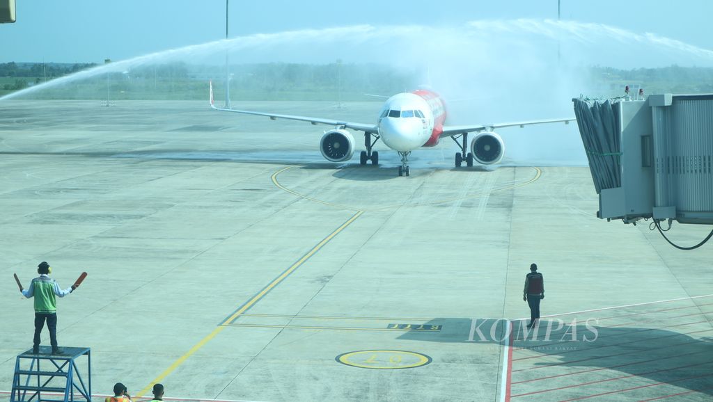 Atraksi penyemprotan air (<i>water salute) </i>menyambut kedatangan pesawat maskapai AirAsia yang pertama kali mendarat di Bandara Internasional Jawa Barat Kertajati di Kabupaten Majalengka, Rabu (17/5/2023). Pesawat itu pertama kalinya melayani penerbangan dengan rute Kuala Lumpur ke Kertajati. Pesawat itu mengangkut 64 penumpang dari Malaysia.
