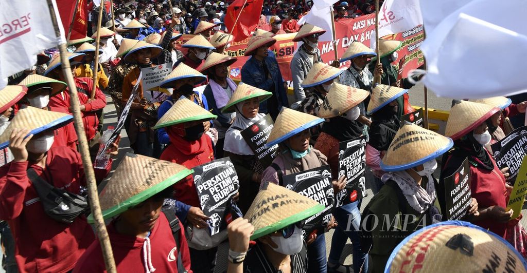 Massa buruh yang tergabung dalam Aliansi Gerakan Buruh Bersama Rakyat (Gebrak) menggelar aksi di kawasan Patung Arjuna Wijaya, Jakarta, Sabtu (21/5/2022).  