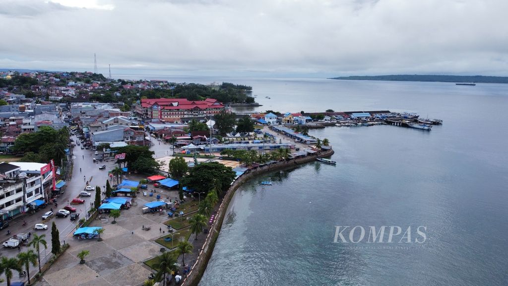 Suasana Pantai Kamali, Baubau, Sulawesi Tenggara, Sabtu (28/5/2022). Pantai ini menjadi salah satu lokasi yang sering dikunjungi masyarakat atau pendatang untuk menikmati hari.