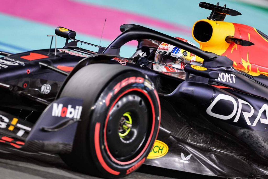 Pebalap Formula 1 dari tim Red Bull, Max Verstappen, beraksi dalam sesi kualifikasi balapan Formula 1 seri Arab Saudi di Sirkuit Jeddah Corniche, Jeddah, Sabtu (18/3/2023). 