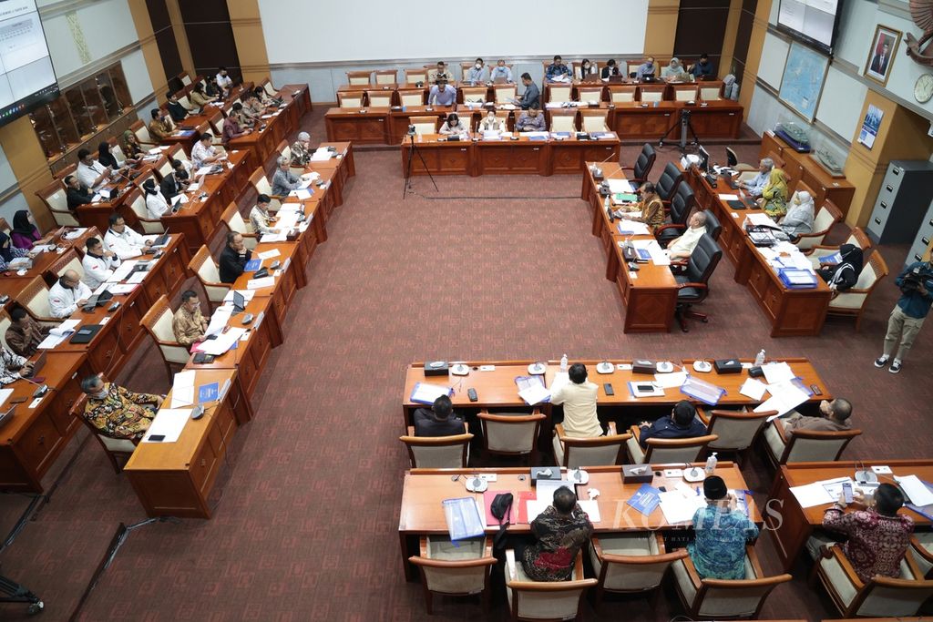 Suasana rapat kerja Kementerian Komunikasi dan Informatika dengan Komisi I DPR di Kompleks Parlemen, Senayan, Jakarta, Senin (10/4/2023). Rapat membahas Rancangan Undang-Undang tentang Perubahan Kedua atas Undang-Undang Nomor 19 Tahun 2016 tentang Informasi dan Transaksi Elektronik (RUU ITE). Sembilan partai politik di DPR menyetujui pembahasan revisi UU ITE. 