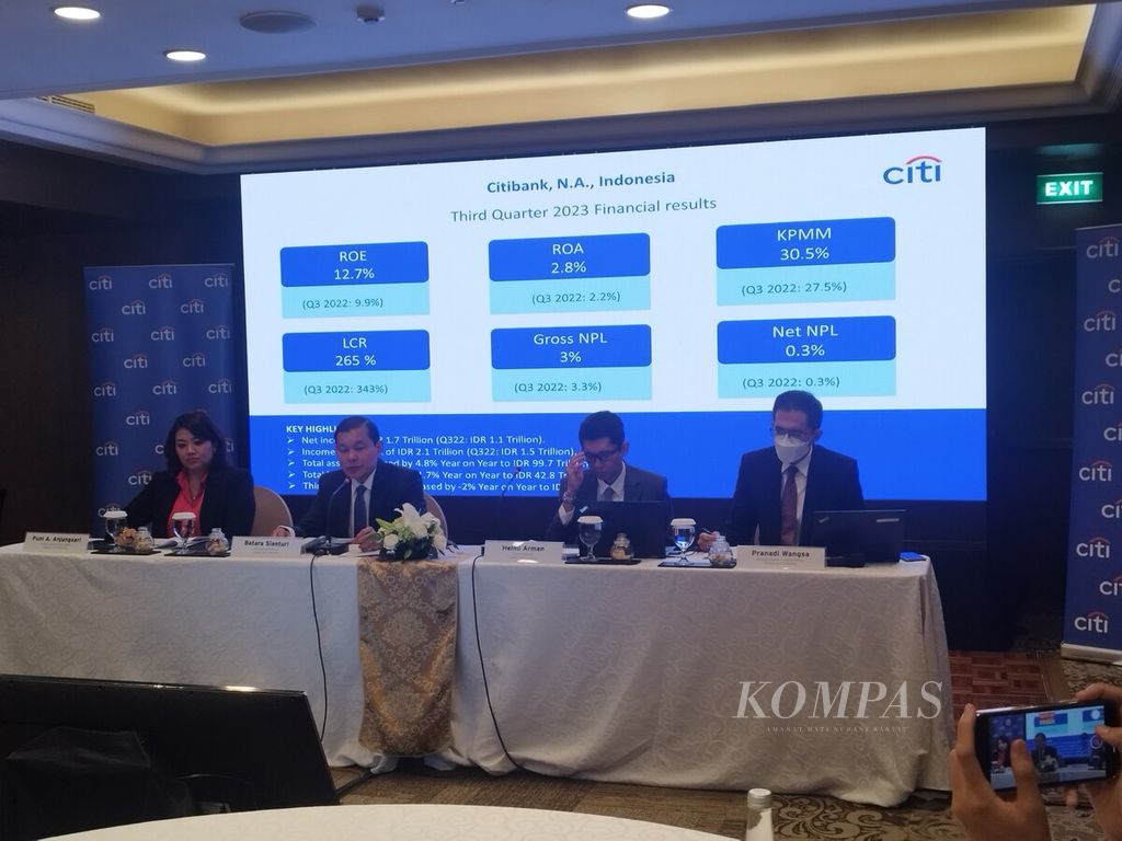 Chief Executive Officer Citi Indonesia Batara Sianturi (dua dari kiri) memberikan keterangan terkait kinerja keuangan Citibank Indonesia pada Triwulan III-2023, di Jakarta, Senin (13/11/2023).