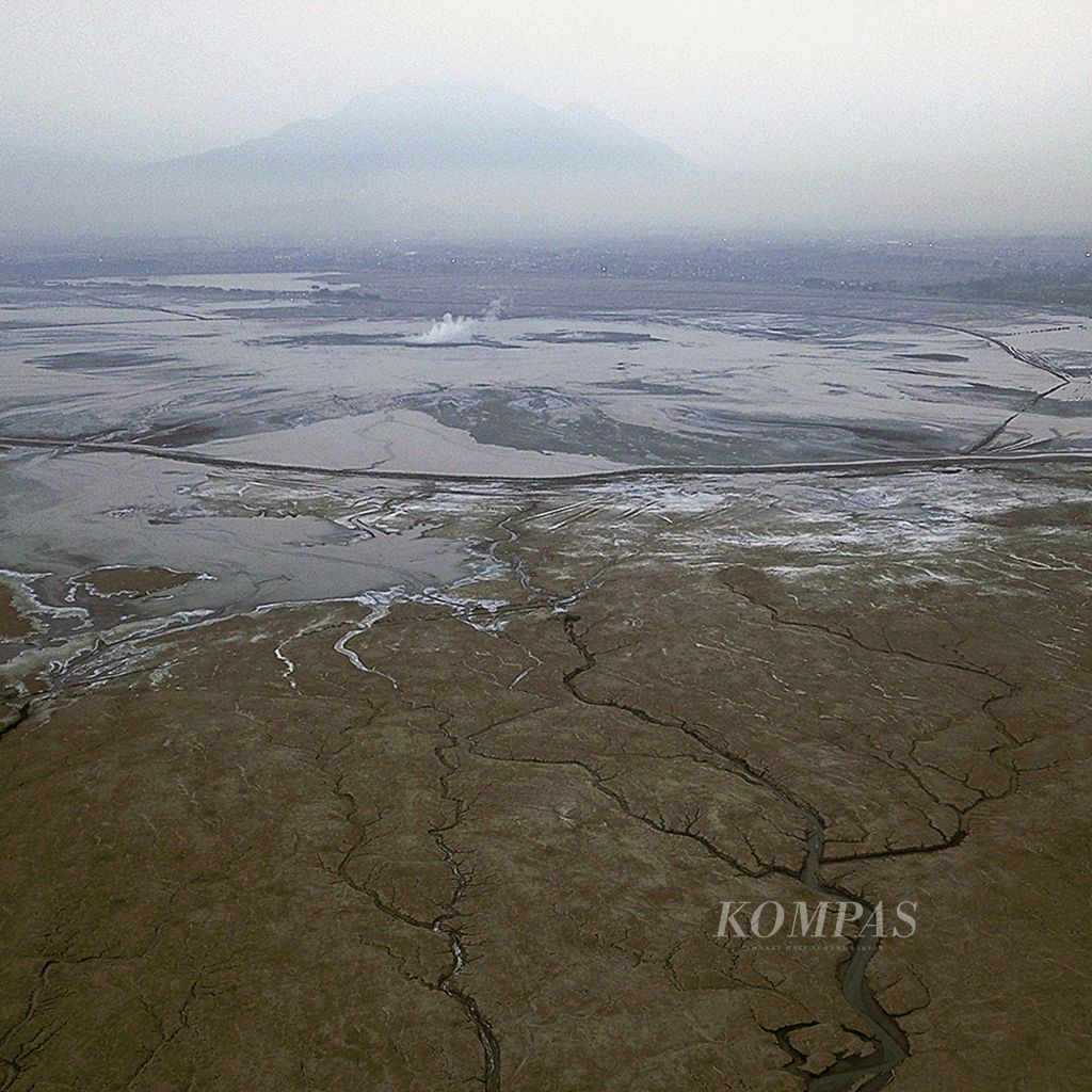 Kondisi di sekitar pusat semburan lumpur Lapindo di Kabupaten Sidoarjo, Jawa Timur, Sabtu (11/12). Setelah lebih dari sebelas tahun terjadi, luberan lumpur telah berdampak pada kehidupan dan lingkungan di belasan desa di sekitarnya. Kompas/Arbain Rambey (ARB) 11-12-2017
