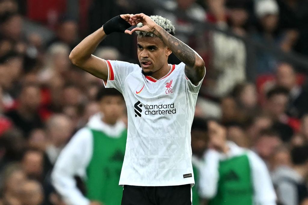 Penyerang Liverpool, Luis Diaz, merayakan gol ke gawang Manchester United pada laga Liga Inggris di Stadion Old Trafford, Minggu (1/9/2024). Liverpool menang dengan skor 3-0, dua gol di antaranya dicetak Diaz.