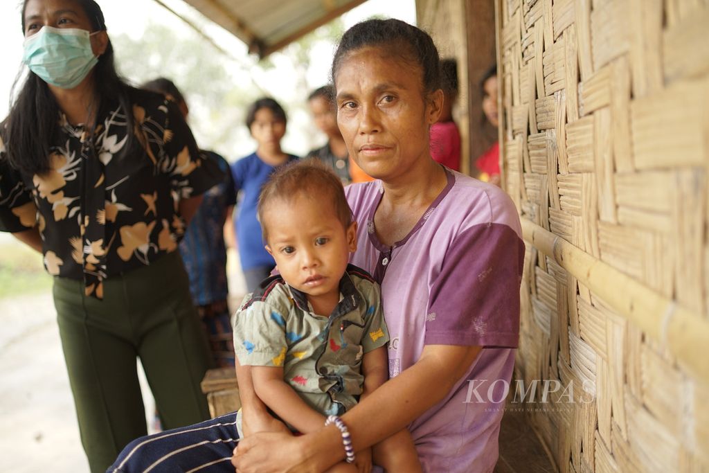 Paulina Bebe (50) memangku anaknya Aldianus (2,5) saat ditemui di rumahnya, Kodi, Sumba Barat Daya, Nusa Tenggara Timur, pada Kamis (10/11/2022). Akibat daya tahan yang lemah sebagai dampak gizi buruk, banyak penyakit mendera Aldianus. Hingga Juni 2022 lalu, balita ini menderita tubekulosis.