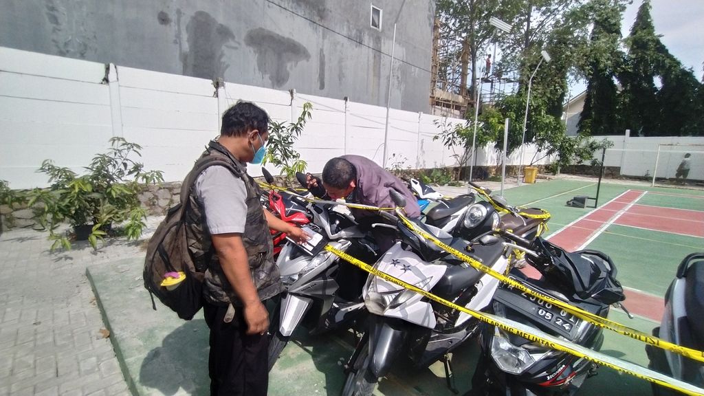 Warga yang kehilangan sepeda motor mengecek sepeda motor hasil curian di Polsek Pagedangan, Selasa (20/12/2022).