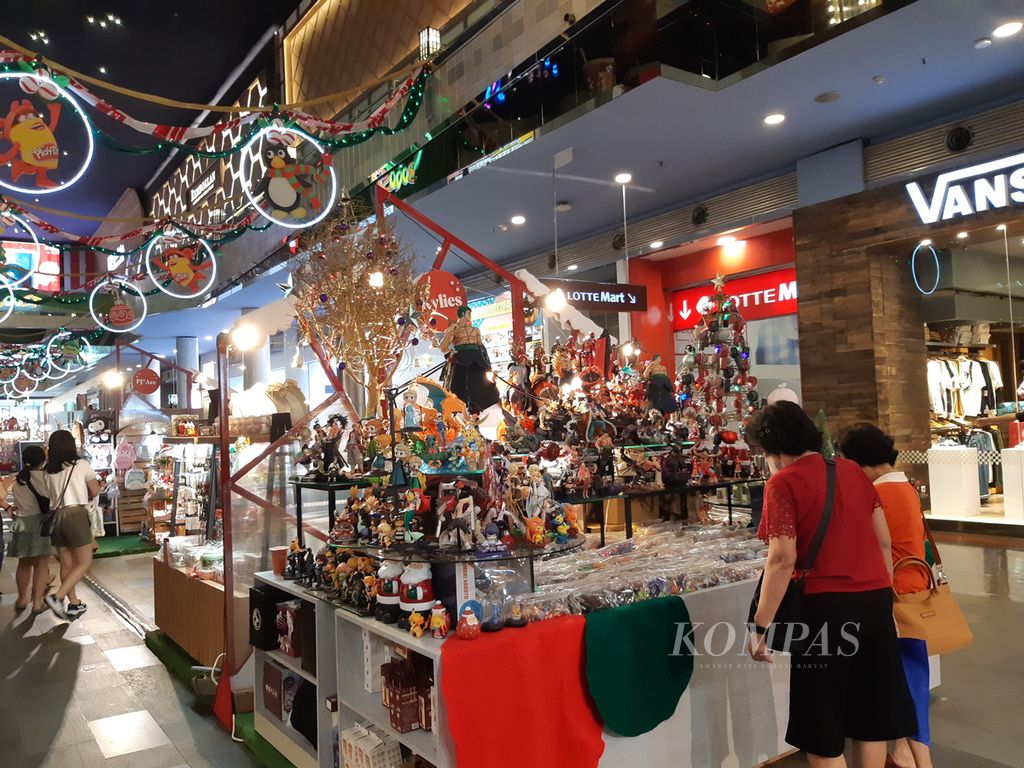 Pengunjung melihat-lihat barang yang dijual di pameran bertema “Twinkle Town” di Mal Gandaria City, Jakarta Selatan, pada Jumat (15/12/2023). Pameran yang digelar hingga 17 Desember 2023 itu menjual berbagai kado natal, seperti boneka, mainan, aksesoris, baju, hingga barang-barang dekorasi rumah.