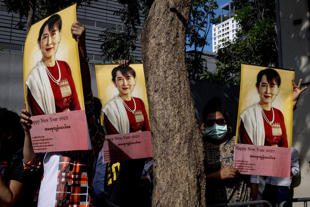 Pengunjuk rasa di Myanmar mengangkat foto pemimpin sipil Aung San Suu Kyi dalam demonstrasi di luar Kedutaan Besar Myanmar di Bangkok, 19 Desember 2022, untuk memperingati Hari Migran Internasional. Peringatan Hari Migran Internasional, yang diadakan setiap tahun pada 18 Desember, itu sekaligus menyuarakan penentangan terhadap junta militer Myanmar. 