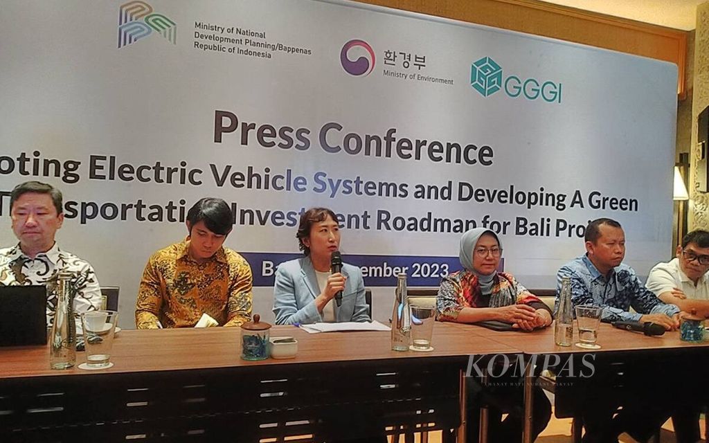 Suasana konferensi pers seusai acara penandatanganan nota kesepahaman kerja sama antara Kementerian PPN/Bappenas dan Global Green Growth Institute (GGGI) tentang proyek uji coba sistem kendaraan listrik dan pengembangan peta jalan investasi transportasi hijau di Bali, yang dilangsungkan di Sanur, Kota Denpasar, Rabu (13/12/2023). 