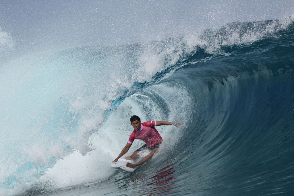 Peselancar Indonesia, Rio Waida, berlomba pada babak pertama selancar Olimpiade Paris 2024 di lepas pantai Teahupo'o, Tahiti, Polinesia Perancis, Minggu (28/7/2024) pagi WIB.