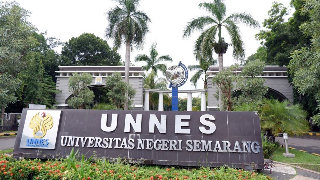 Suasana di gerbang Universitas Negeri Semarang (Unnes), di Kota Semarang, Jawa Tengah, Kamis (20/2/2020).