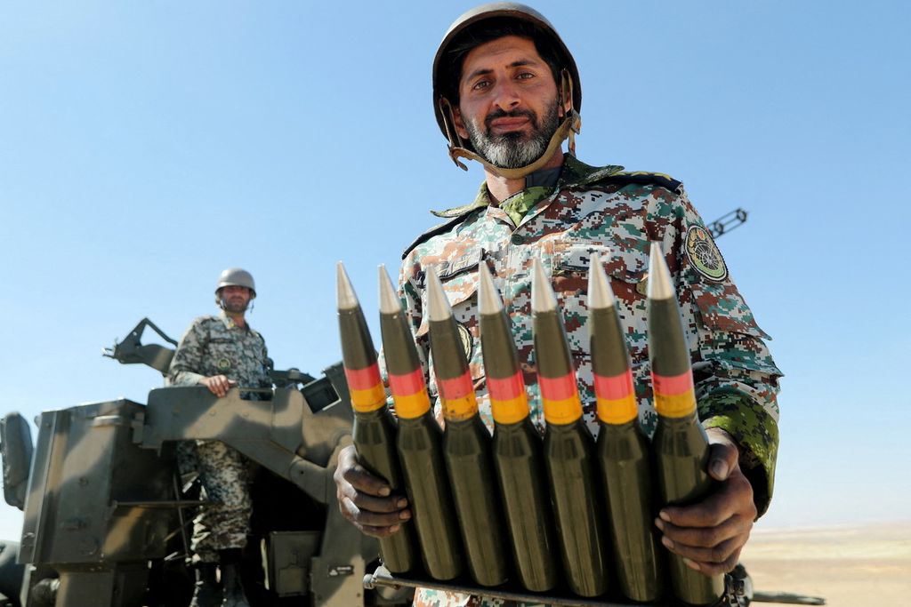 Foto yang dirilis kantor Angkatan Darat Iran pada Rabu (13/10/2021) menunjukkan latihan gabungan antara tentara Iran dan Garda Revolusi Islam (IRGC) pada hari kedua di sebuah tempat yang tidak disebutkan. 