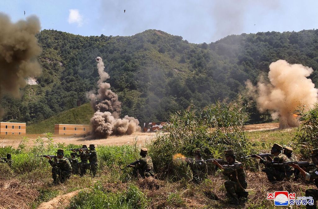 Foto yang disiarkan pada Rabu (11/9/2024) ini menunjukkan latihan perang tentara Korea Utara di lokasi yang tidak diungkap.