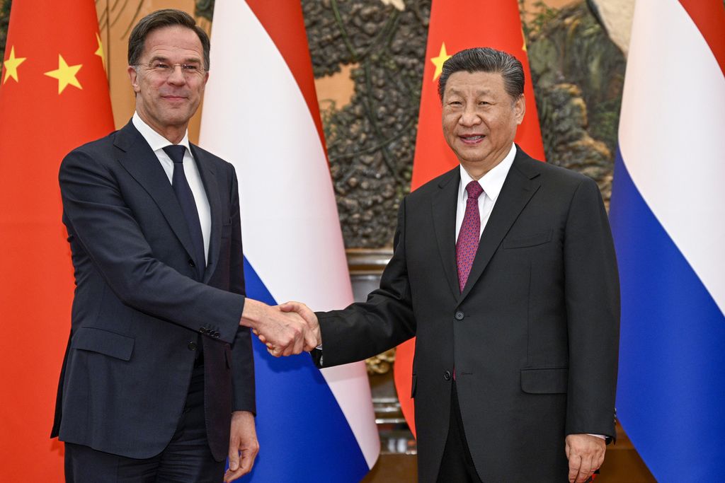 Presiden China Xi Jinping berjabat tangan dengan Perdana Menteri Belanda Mark Rutte di Balai Agung Rakyat, Beijing, 27 Maret 2024. Dalam pertemuan mereka, Xi menyatakan bahwa upaya membatasi akses China terhadap teknologi tidak akan menghambat kemajuan negara tersebut. 