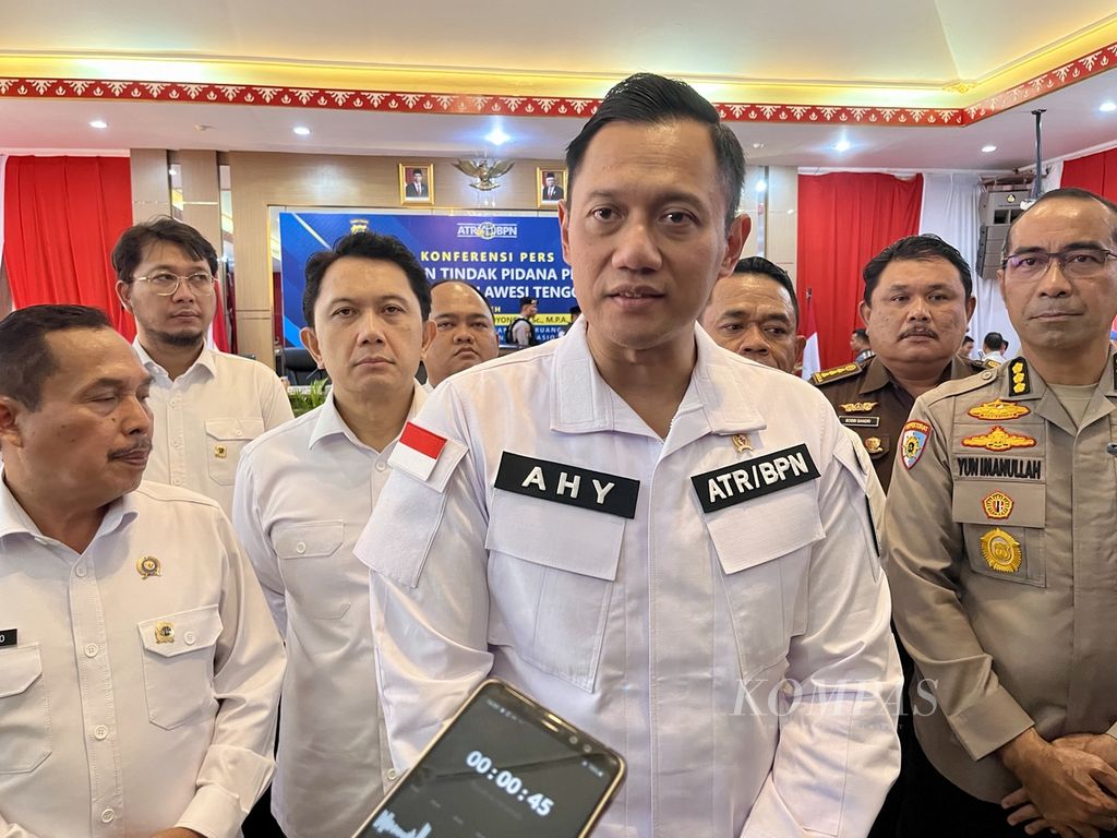 Minister of Agrarian Affairs and Spatial Planning/National Land Agency (ATR/BPN) Agus Harimurti Yudhoyono provided a statement regarding the land mafia practices case in Kendari, Southeast Sulawesi, which caused up to Rp 300 billion in losses on Friday (26/4/2024). The ATR/BPN Ministry is focusing on eradicating 82 cases of land mafia practices in 2024 with an impact of up to Rp 1.7 trillion.