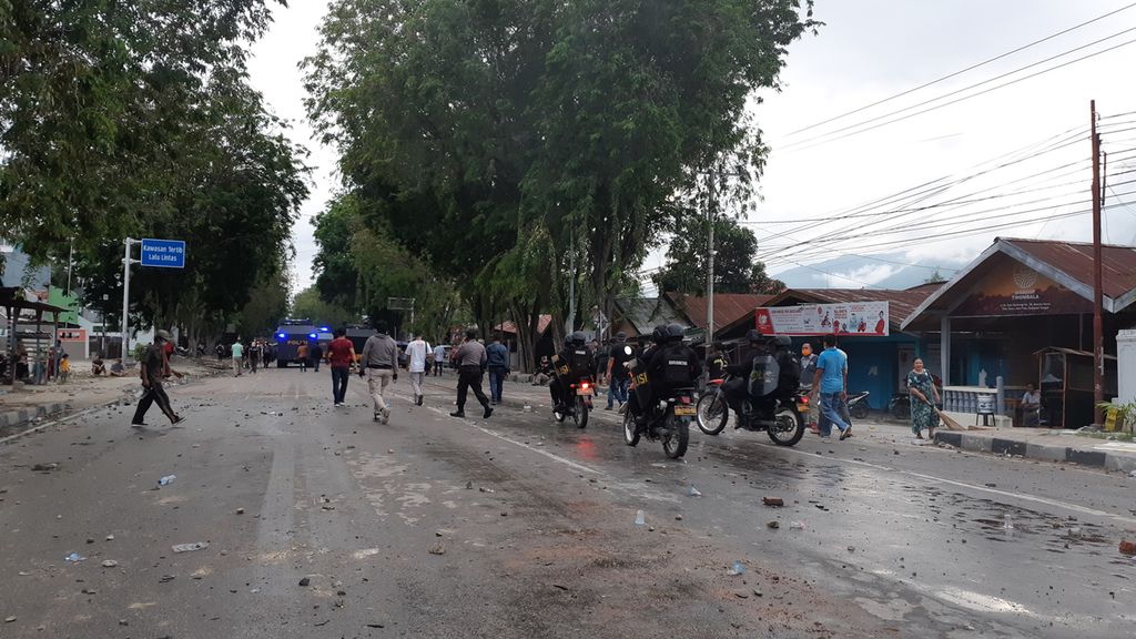 ILUSTRASI. Anggota Kepolisian Daerah Sulawesidteng membubarkan massa unjuk rasa di Kota Palu, Sulteng, Kamis (8/10/2020). 