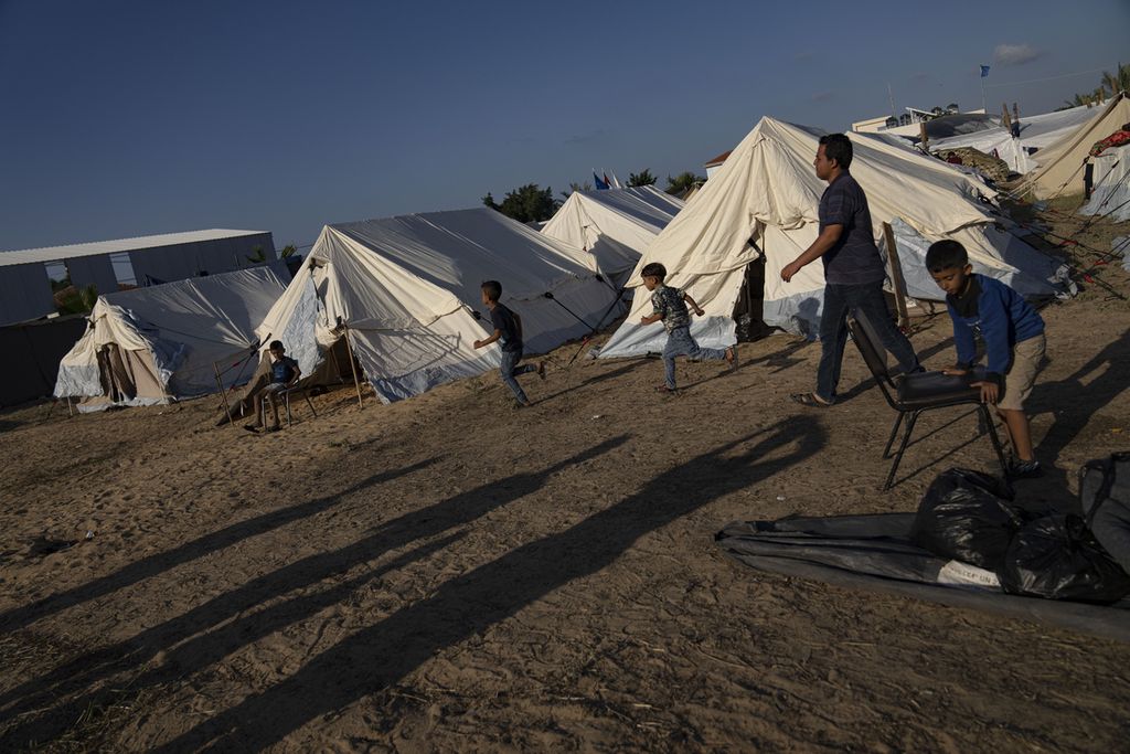 Warga Palestina mengungsi dari gempuran udara Israel dengan tinggal di tenda-tenda yang disediakan oleh lembaga UNDP-di Khan Younis, Gaza, Kamis (19/10/2023). 