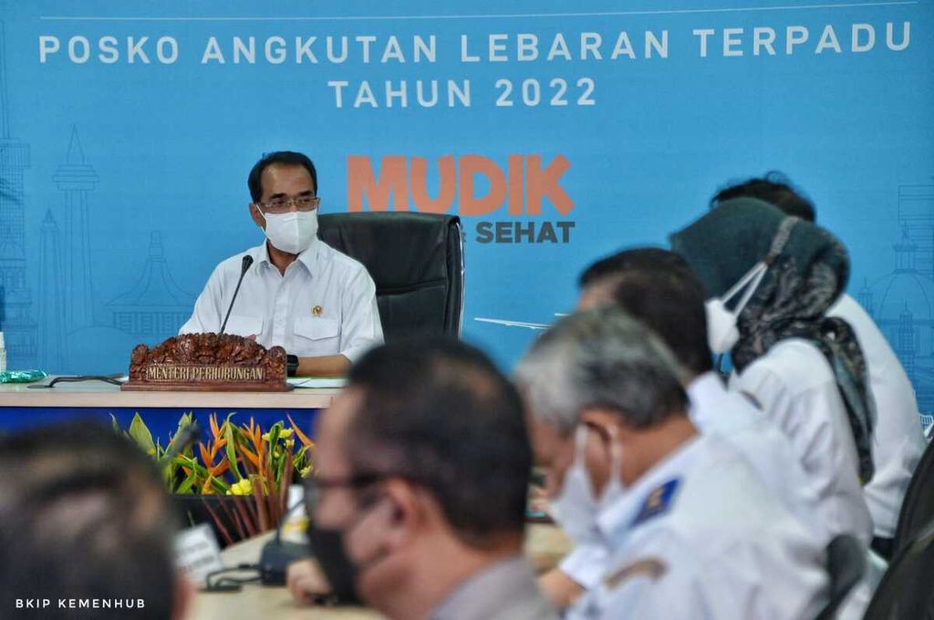Menteri Perhubungan Budi Karya Sumadi (kiri) memimpin pembukaan Posko Angkutan Lebaran Terpadu 2022 di Jakarta, Senin (25/4/2022). 
