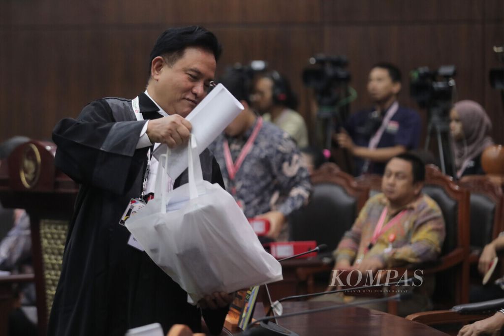 Ketua Tim Hukum TKN Joko Widodo-Ma’ruf Amin, Yusril Ihza Mahendra, tiba di ruang sidang sebelum dimulainya persidangan sengketa hasil Pemilu Presiden  2019 di Mahkamah Konstitusi, Jakarta, Jumat (21/6/2019).