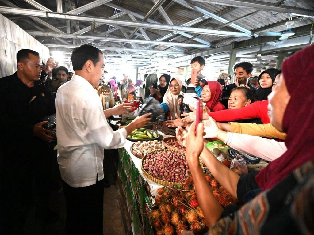 Mengawali kunjungan kerjanya di Provinsi Jawa Tengah, Presiden Joko Widodo mengunjungi Pasar Mungkid, Kabupaten Magelang, pada Senin (29/1/2024).  Presiden Jokowi datang antara lain untuk mengecek harga-harga kebutuhan pokok.