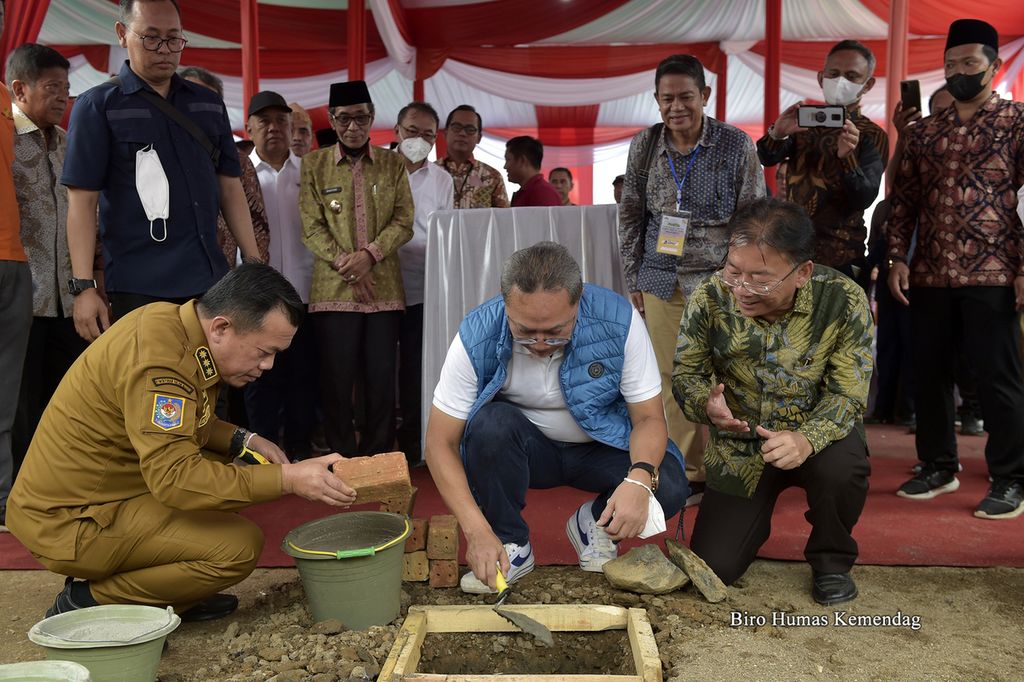 Menteri Perdagangan Zulkifli Hasan meletakkan batu pertama pembangunan pabrik minyak sawit tanpa uap PT Nusantara Green Energy di Kabupaten Batanghari, Jambi, Selasa (2/8/2022). Pabrik dengan nilai investasi Rp 20 miliar ini akan memproduksi minyak makan sehat atau<i> premium palm oil</i>.