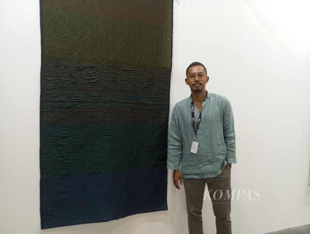Ari Bayuaji (49), perupa asal Indonesia, saat berpameran di Art SG 2024 di Marina Bay Sands Expo & Convention Centre, Singapura, Kamis (18/1/2024).