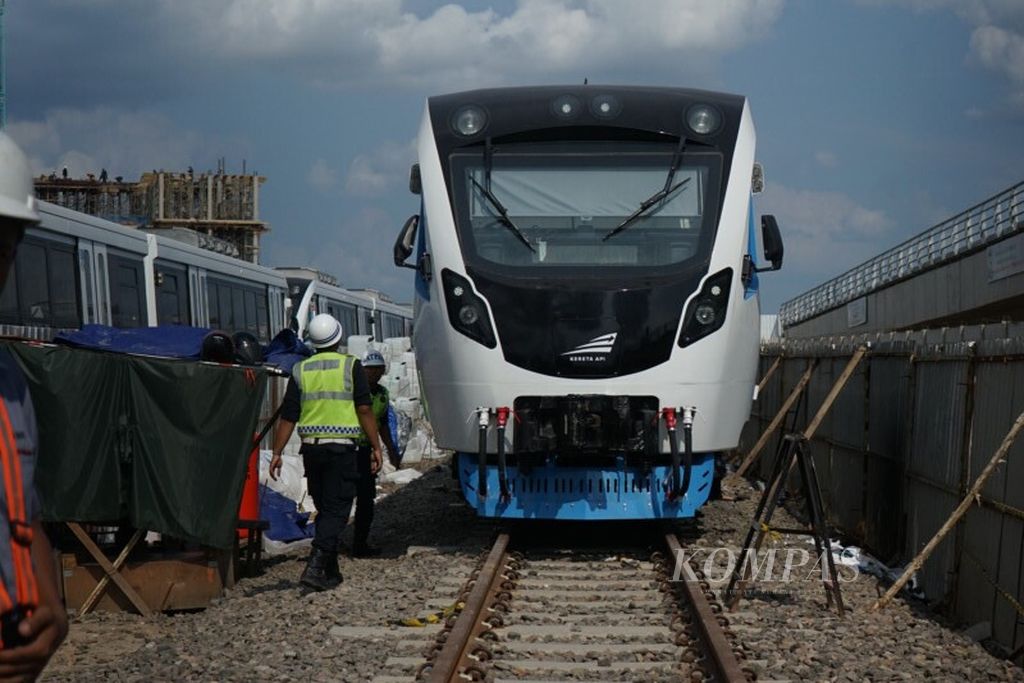 Tampak depan kereta LRT Palembang, seperti yang terlihat di Depo LRT Palembang pada Sabtu (7/8/2018) siang. Setiap rangkaian trainset LRT Palembang memiliki tiga kereta dengan kapasitas total maksimum 400 penumpang.