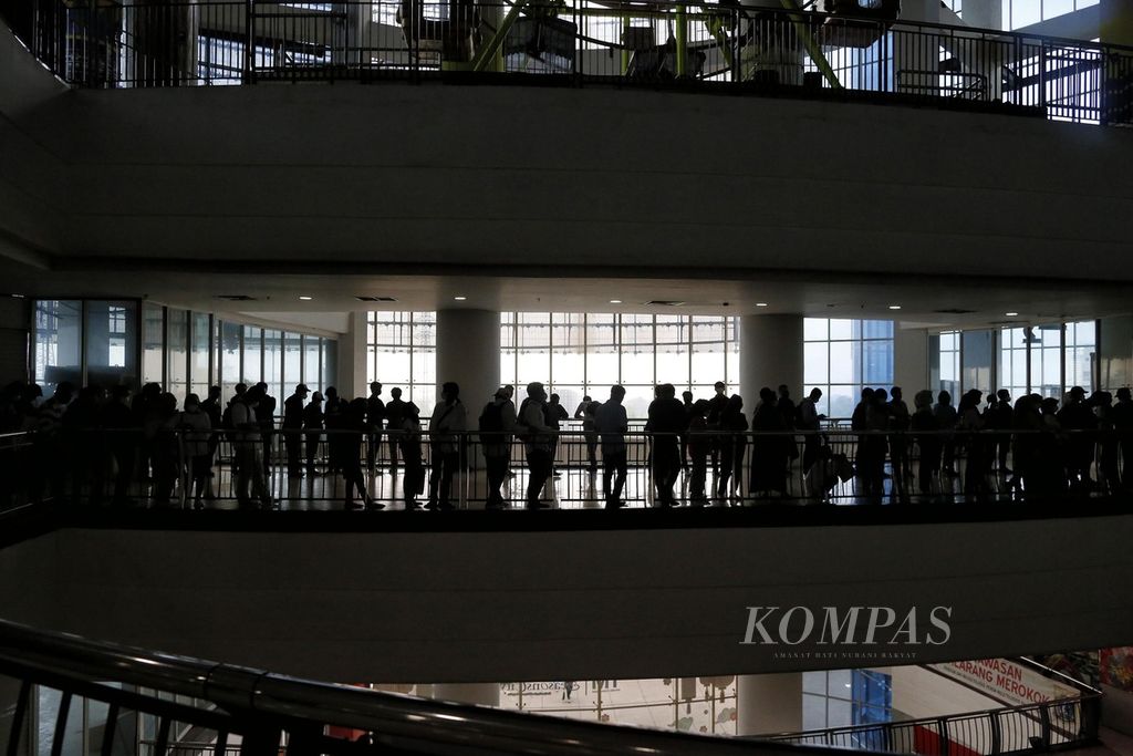 Sekitar 4.000 pencari kerja memenuhi Gedung Smesco, Convention Hall, Jakarta, Rabu (13/11/2019). 