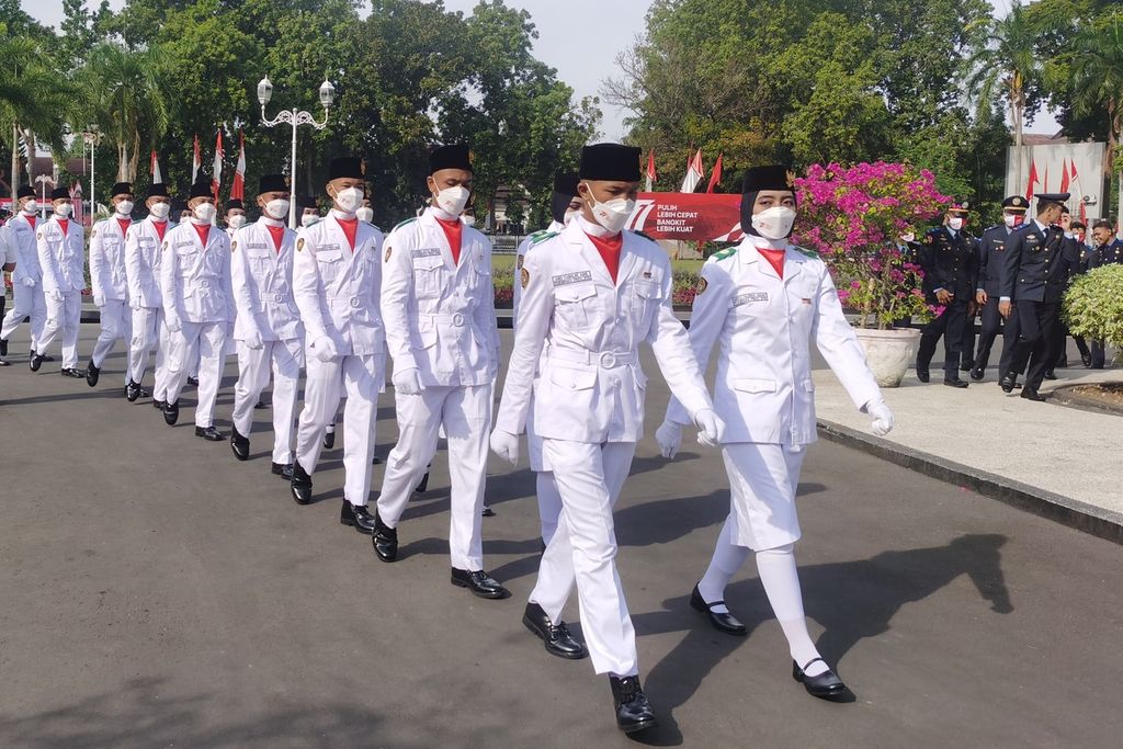 Pasukan pengibar bendera pada upacara bendera Peringatan HUT Ke-77 Kemerdekaan RI di Lapangan Bumi Gora Kantor Gubernur NTB di Mataram, Rabu (17/8/2022). Peringatan HUT Ke-77 Kemerdekaan RI diharapkan menjadi momentum bagi Indonesia untuk semakin baik pascapandemi Covid-19.