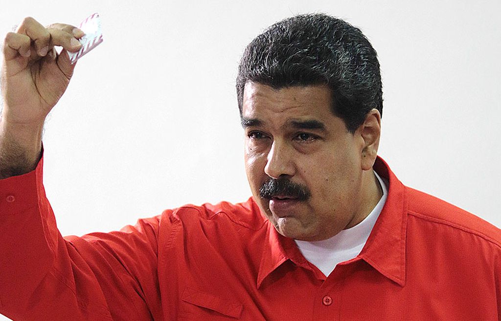 Presiden Venezuela Nicolas Maduro memperlihatkan surat suara di tempat pemungutan suara dalam pemilihan anggota Majelis Konstitusi di Caracas, Venezuela, Minggu (30/7). 