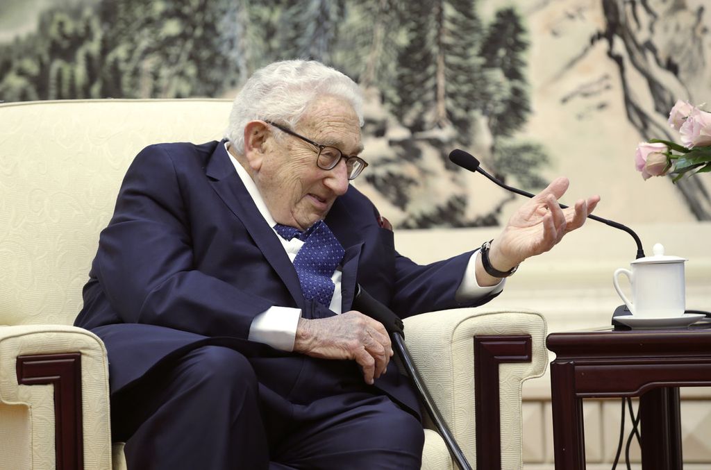 Mantan Menteri Luar Negeri Amerika Serikat Henry Kissinger berbicara dalam pertemuan dengan Menlu China Wang Yi (tidak tampak dalam foto) di Aula Besar Rakyat di Beijing, China, 22 November 2019. 
