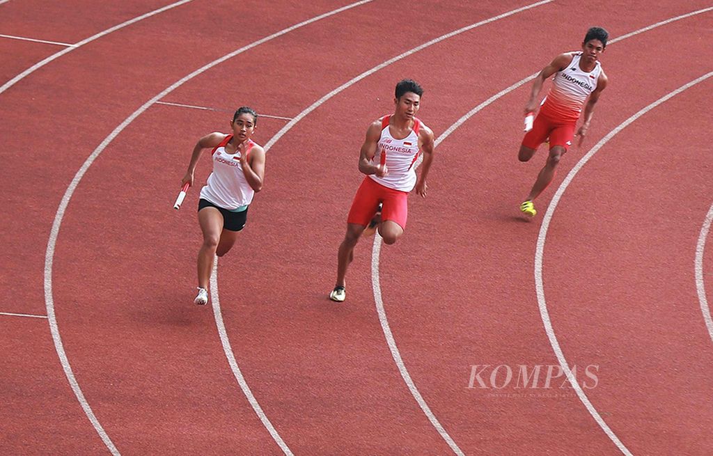 Atlet atletik mengikuti uji coba pertandingan di  nomor estafet 4 x 100 meter di Stadion Pakansari, Kabupaten Bogor, Jawa Barat, Sabtu (22/7). Uji coba yang diselenggarakan  PB PASI ini dalam rangka menguji kesiapan para atlet atletik menjelang SEA Games Kuala Lumpur 2017 yang akan berlangsung pada 19-30 Agustus.