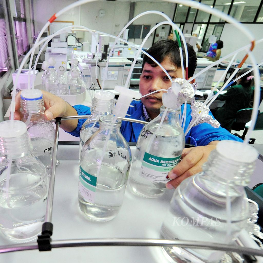 Petugas laboratorium melakukan pengujian senyawa doping di Laboratorium Kesehatan Daerah (Labkesda) Provinsi DKI Jakarta, Cempaka Putih, Jakarta, Selasa (16/4/2013). 