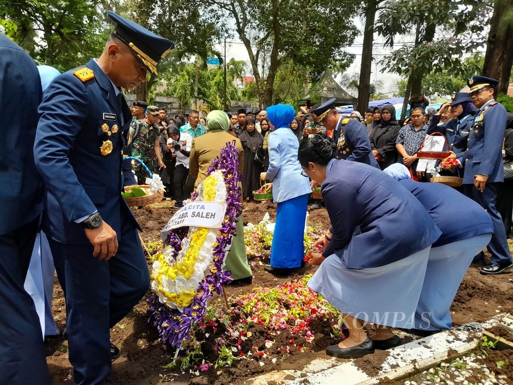 Suasana tabur bunga saat pemakaman secara militer tiga korban kecelakaan dua pesawat Super Tucano di Taman Makam Pahlawan Suropati, Kota Malang, Jawa Timur, Jumat (17/11/2023). Satu korban lainnya dimakamkan di Madiun.