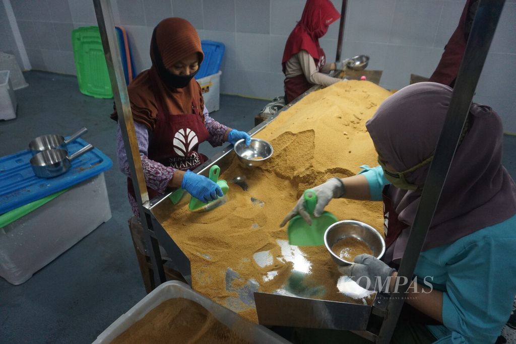 Sejumlah karyawan menyortir gula kelapa semut atau kristal di rumah produksi Semedo Manise di Desa Semedo, Kecamatan Pekuncen, Kabupaten Banyumas, Jawa Tengah, Kamis (27/7/2023). 