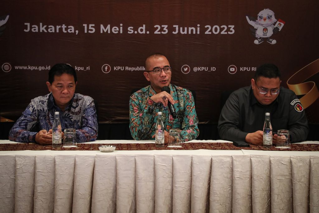Ketua Komisi Pemilihan Umum Hasyim Asyari (tengah), Ketua Badan Pengawas Pemilu (Bawaslu) Rahmat Bagja (kanan), dan Ketua Dewan Kehormatan Penyelenggara Pemilu Heddy Lugito (kiri) menyampaikan keterangan pers di Hotel Gran Melia Jakarta, Senin (29/5/2023).