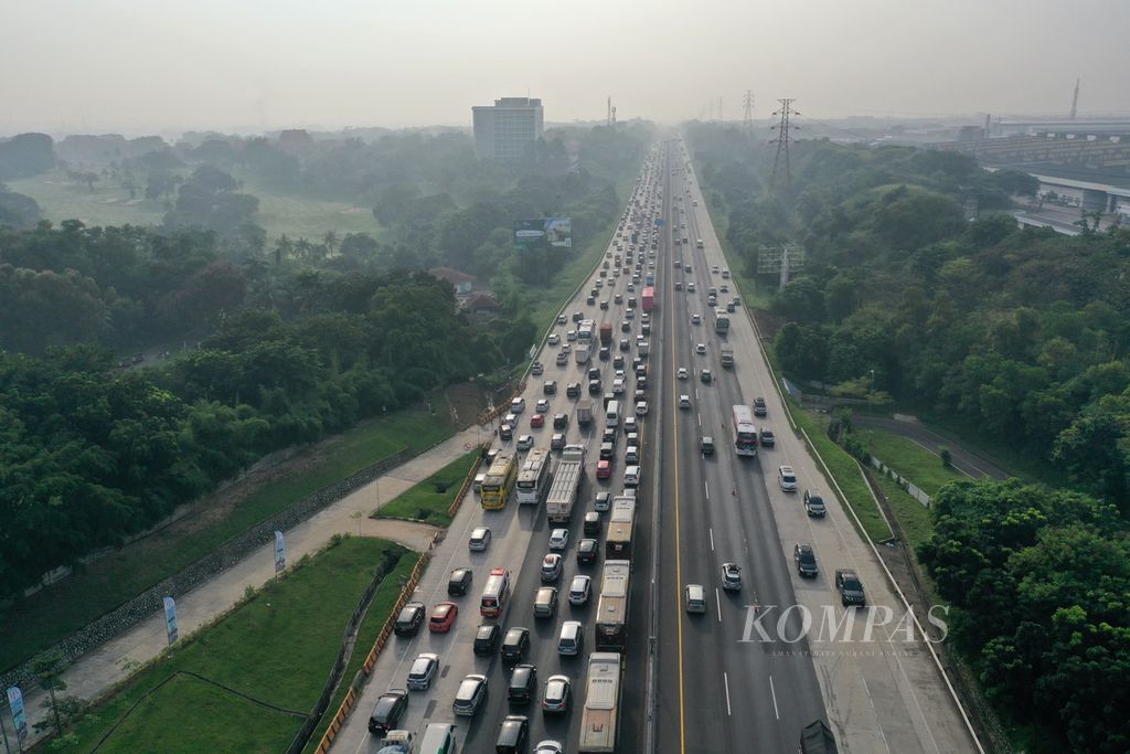 Foto udara kepadatan lalu lintas pertemuan turunan Jalan Layang MBZ di Jalan Tol Jakarta-Cikampek KM 47, Karawang, Jawa Barat, Sabtu (6/4/2024). 